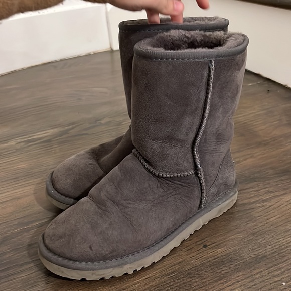 UGG - Picture 3 of 5